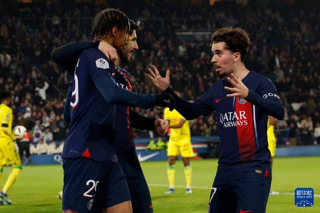 曼联客场不败创英超最长纪录，B费贡献2球1助攻，但防守漏洞明显，积分排名靠后。（曼联客场不败续写英超最长纪录，B费梅开二度并送助攻，防线隐患明显、积分依旧靠后）