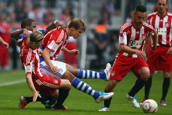 报16连胜终结之仇！凯恩破门追平姆巴佩，拜仁3-2柏林联合三线狂飙