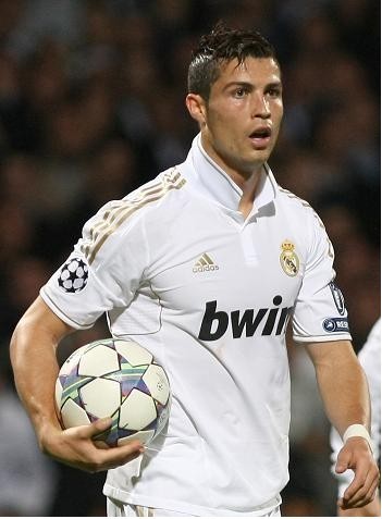 官方：纽卡斯尔联与17岁后卫埃皮亚签下职业合同