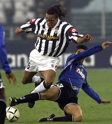 欧协联半场：乌切闪击破门，西塞疑似逃点，水晶宫1-0古比斯（欧协联半场战报：乌切闪击先拔头筹，西塞疑似逃点，水晶宫暂1-0领先古比斯）