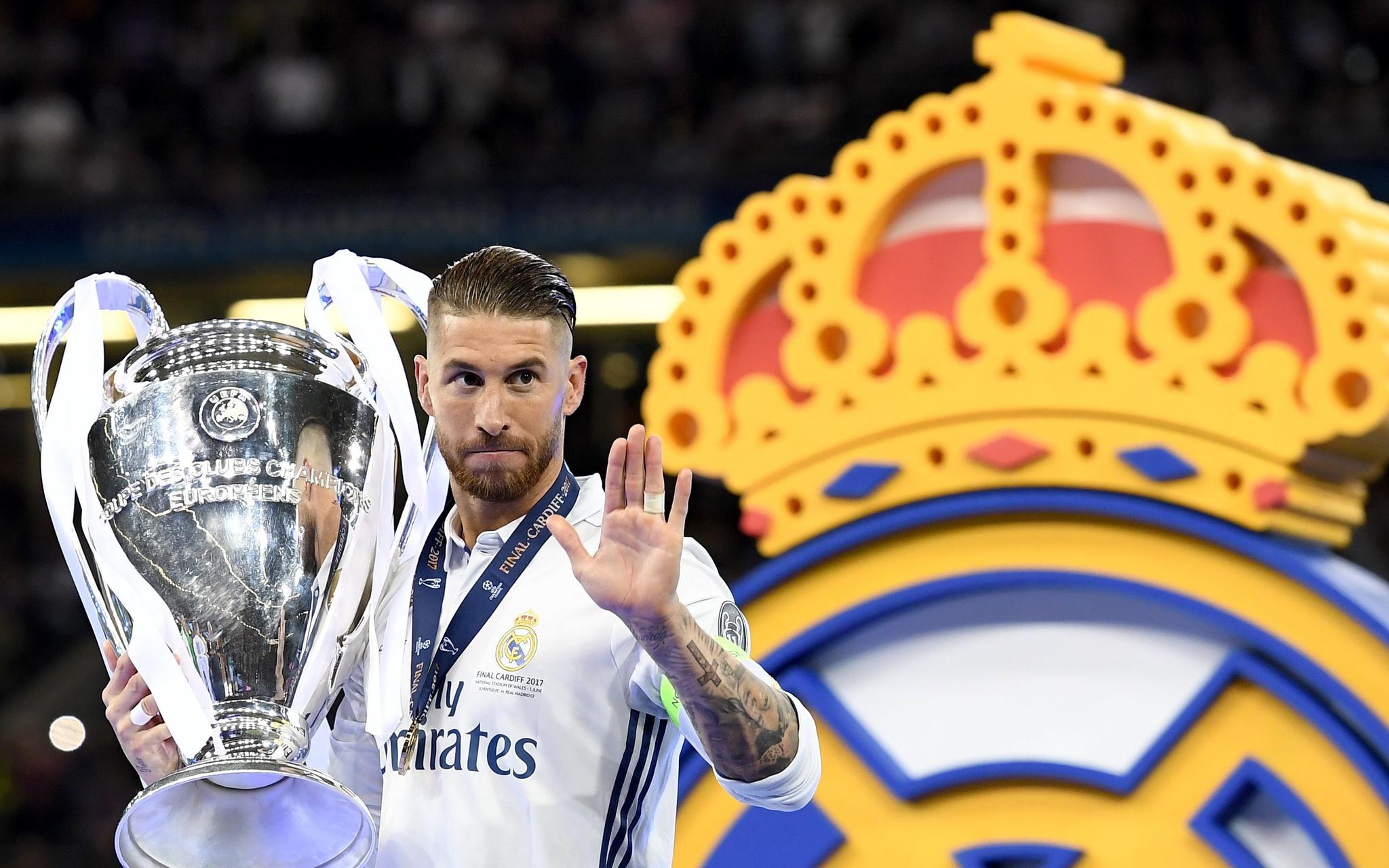 乔治娜晒在卡塔尔海边照片，蓝色紧身连衣裙尽显曼妙身姿