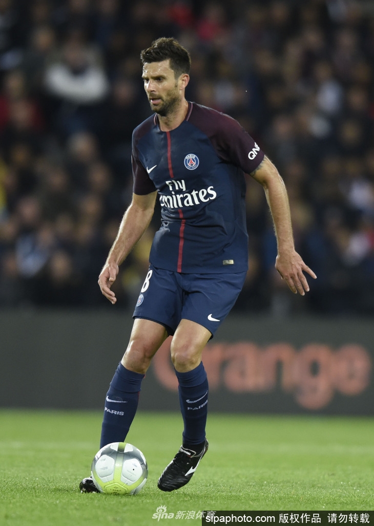 卡塔尔男足在小组赛中0-3爆冷负于突尼斯，遗憾出局，引发热议。