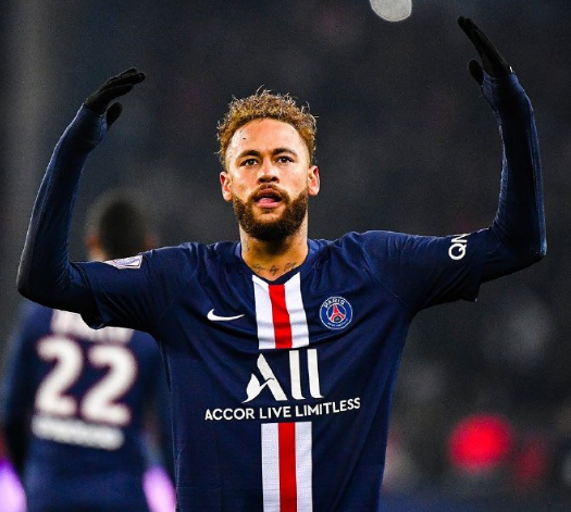 曼城对阵水晶宫，争夺英超争四及争冠席位，双方势均力敌，比赛充满看点。（曼城VS水晶宫：英超争冠／争四焦点对决，双方旗鼓相当，看点十足）