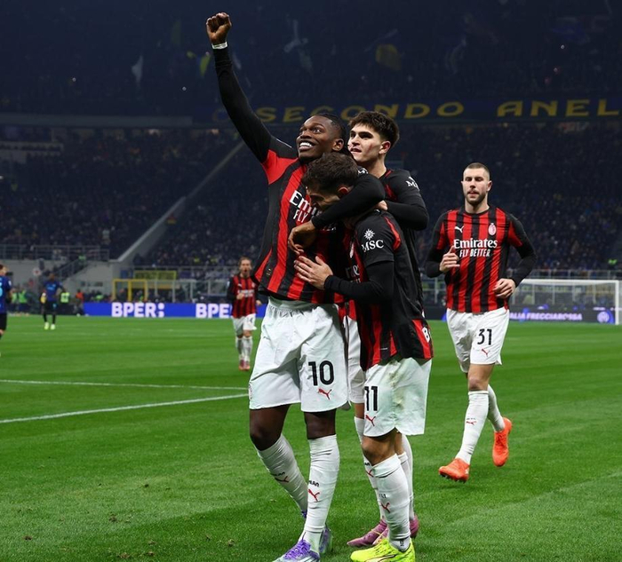 记者：曼联正在物色明年引进的防线球员，名单上大约有10人（记者称曼联已启动明年后防引援搜寻，候选名单约10人）