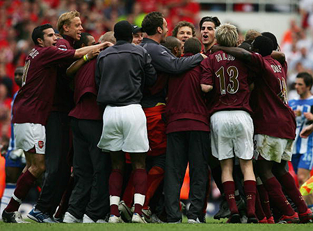 库里尝试用高尔夫球投洞，看起来比他投三分难多了