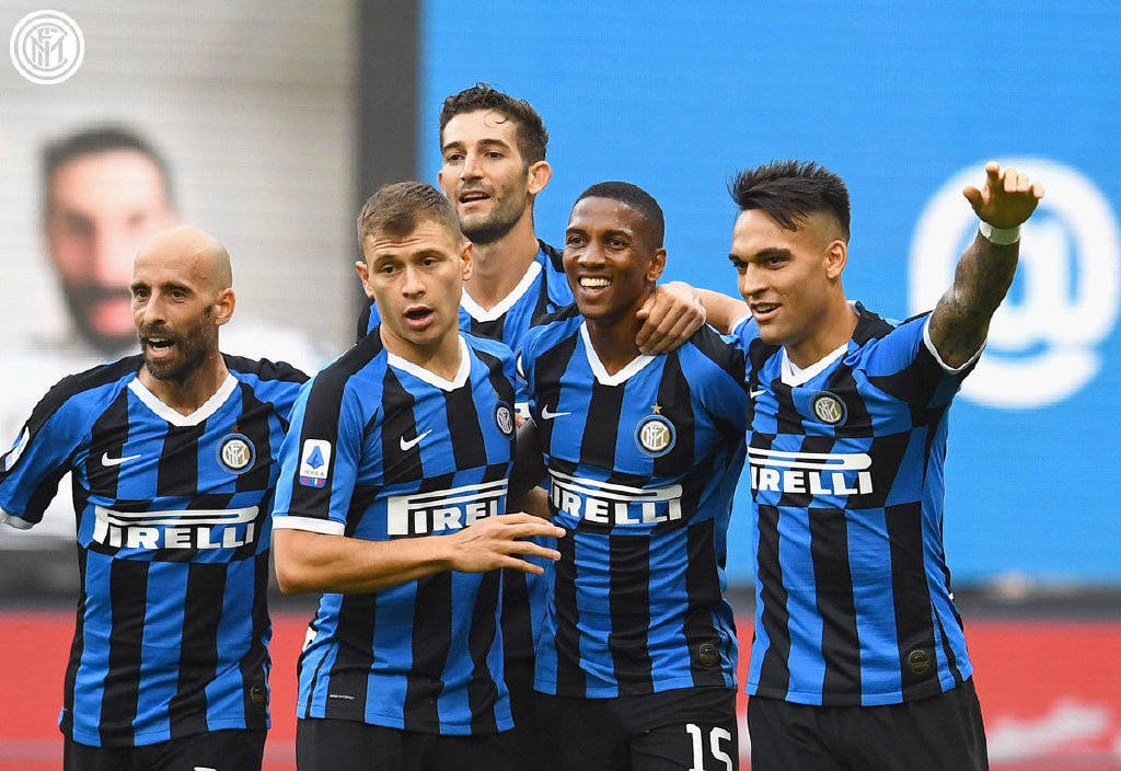 球星突破防线送出关键助攻