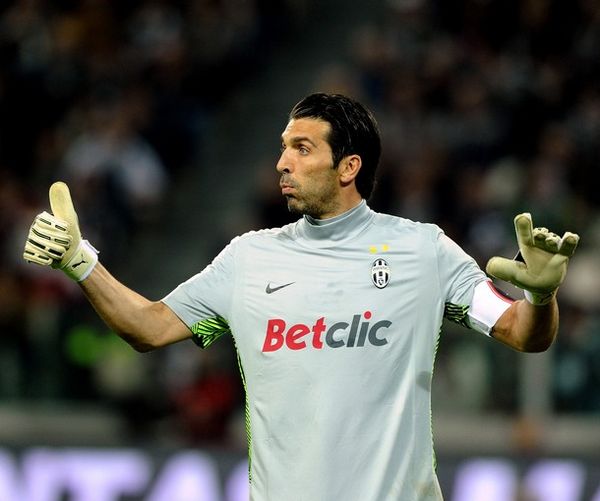 官方：因威胁并辱骂裁判，塞维利亚后卫马尔康-特谢拉停赛6场（官方通报：塞维利亚后卫马尔康-特谢拉因威胁辱骂裁判被禁赛6场）