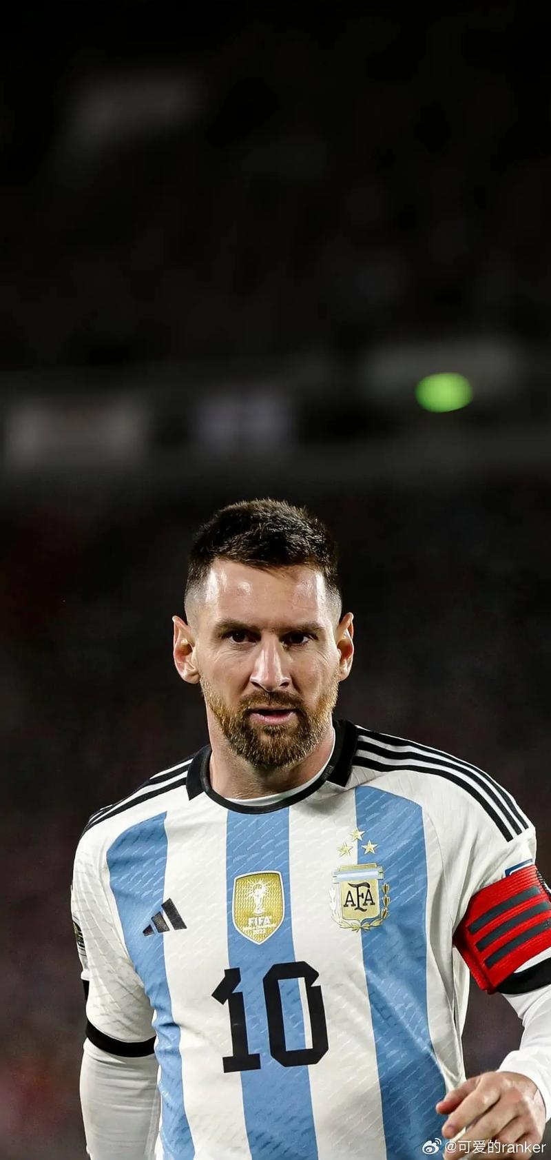 霍伊伦本赛季10场联赛制造5球，上赛季32场英超仅制造4球（霍伊伦今季联赛10战参与5次进球，上季英超32场仅4次）